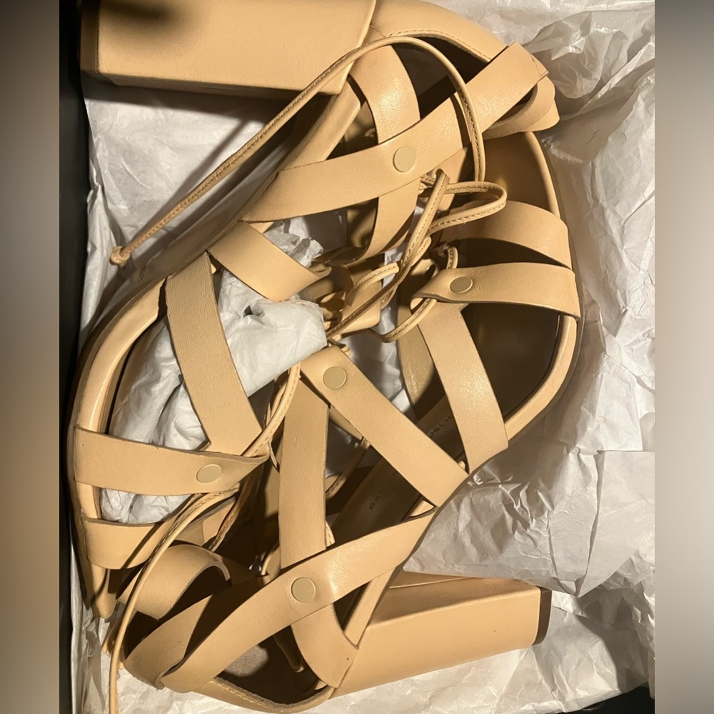 Banana republic criss crossed nude colored strapped high heeled shoes size 9 NEW